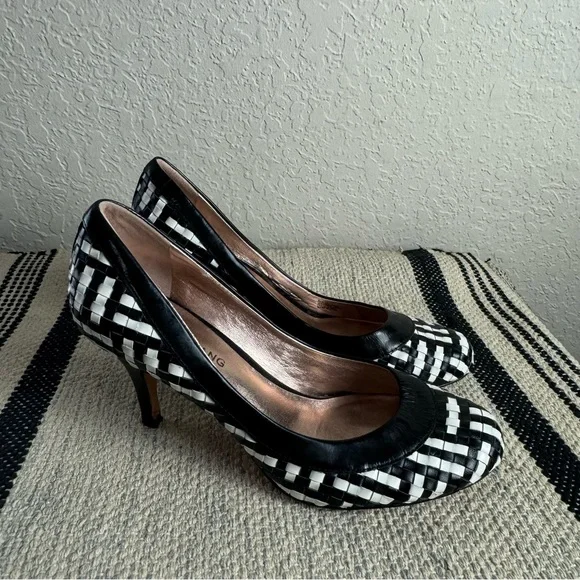 Arturo Chiang Castle Woven Leather Pump Heels in Black and White - Picture 5 of 8